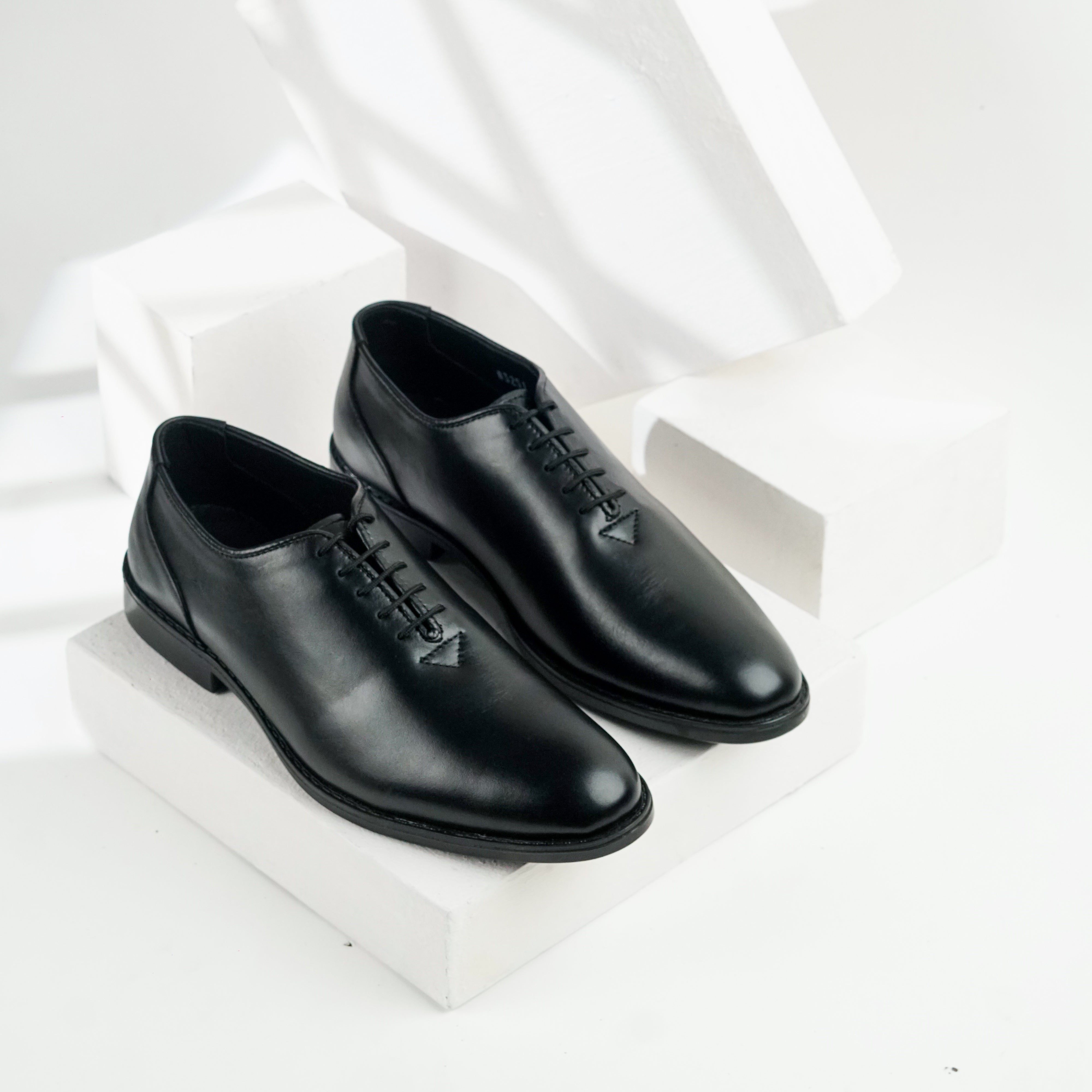 Valmani | 3251 Black | 100% Leather